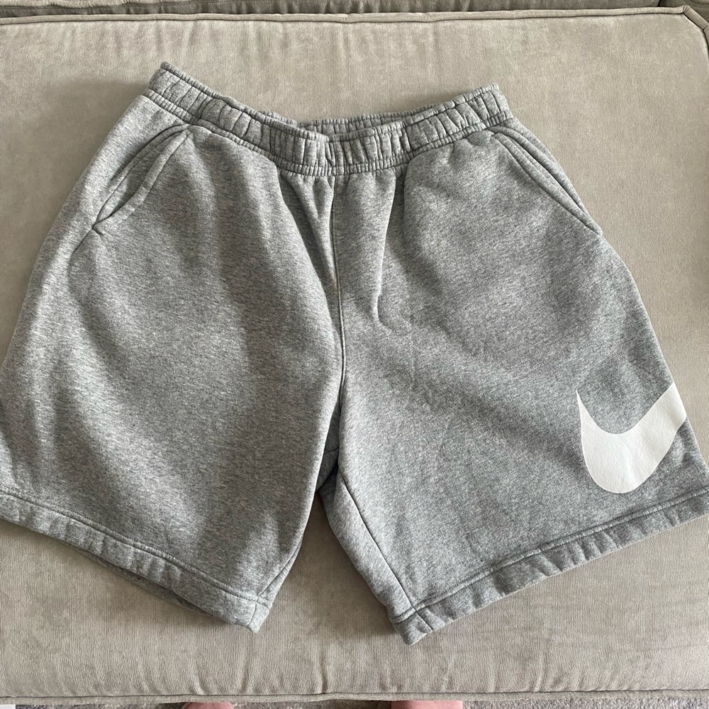 MENS L Nike shorts NWOT